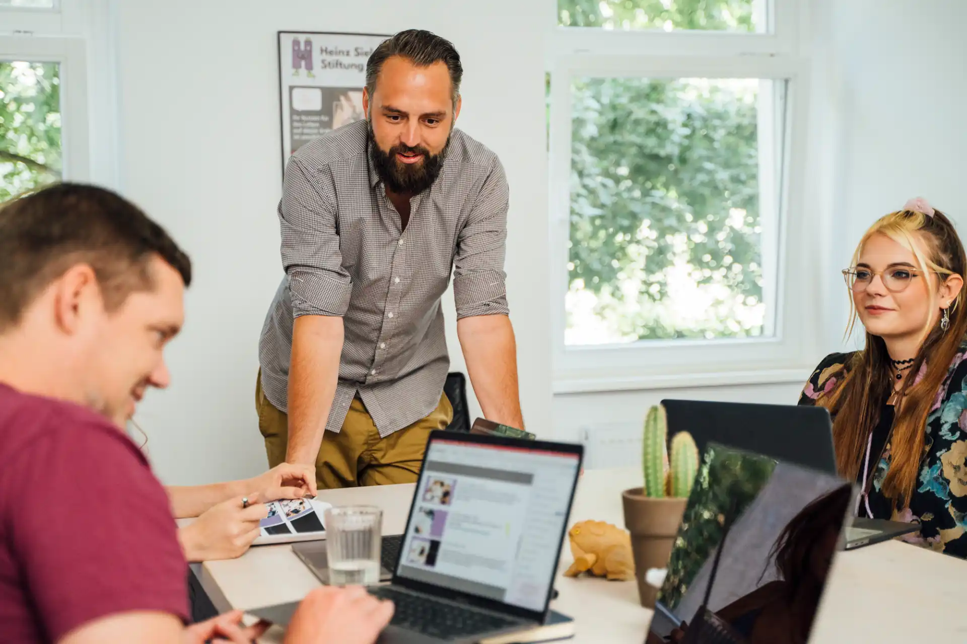 Team der SearchGPT Agentur bei der gemeinsamen GEO-Analyse im Berliner Büro